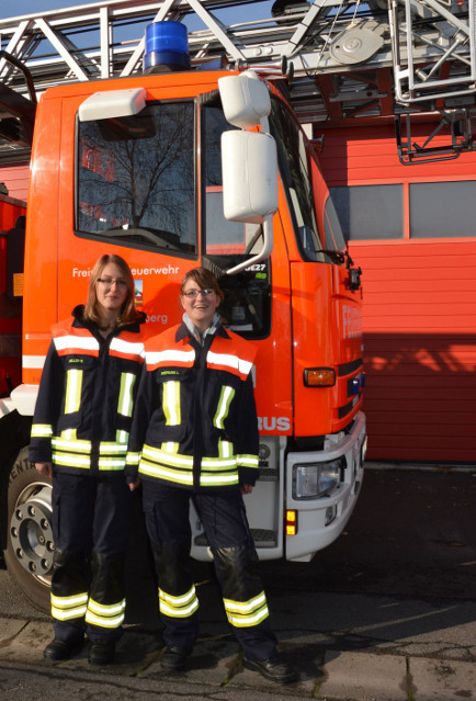 Zwei Truppfrauen bei der Feuerwerhr Gramschatz