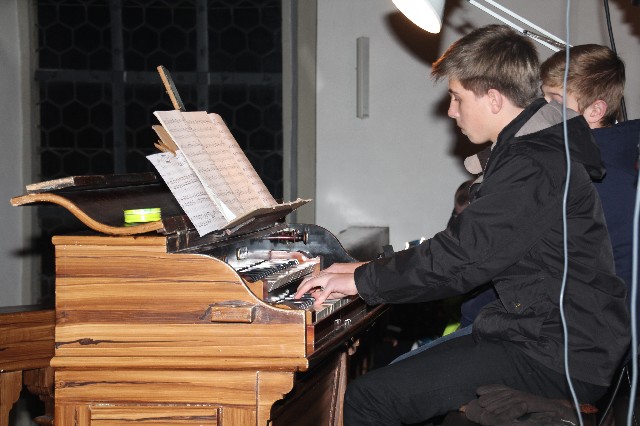 Amos Kroth an der Orgel